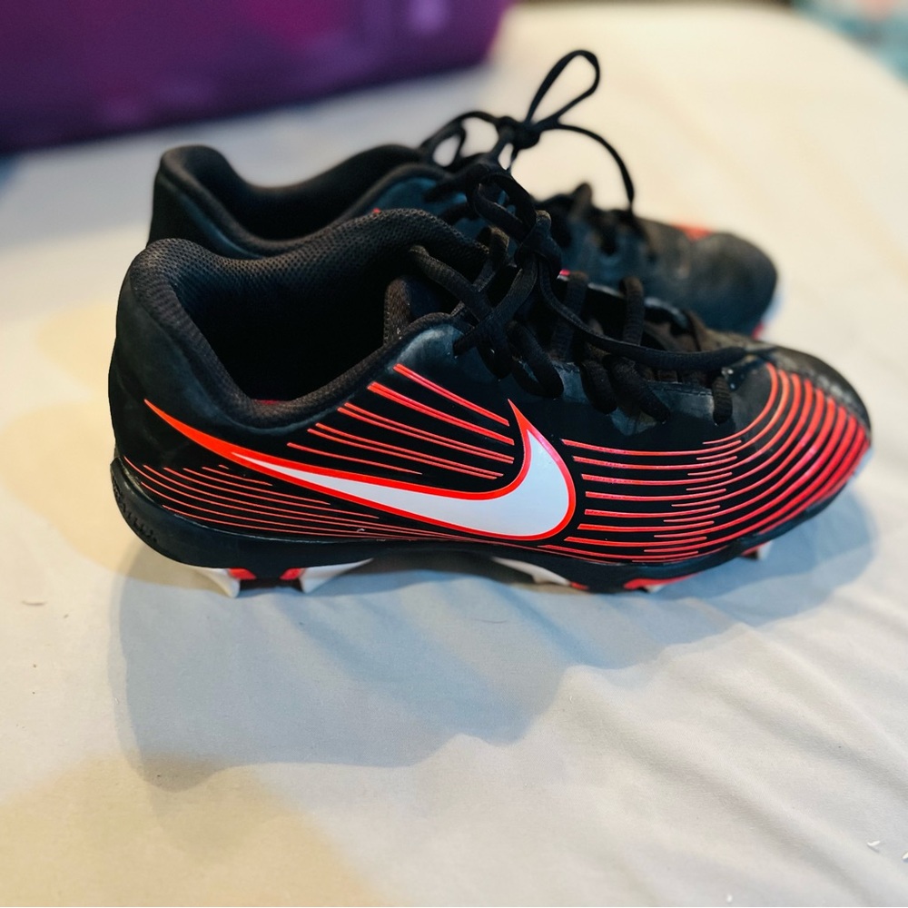 Nike 4Y black and red Nike cleats